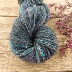 Hand Spun Wool Yarn #17 - local slovakian merino and silk, Woolento