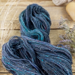 Hand Spun Wool Yarn #17 - local slovakian merino and silk, Woolento