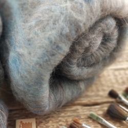 Hnedá modrá zmes na pradenie a plstenie, Woolento art batt vlna alpaka kid mohér
