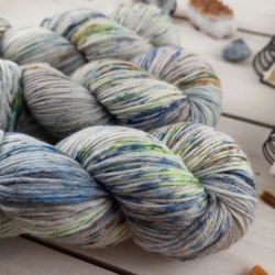 příze na pletení ručně barvená organická merino vlna deluxe DK Woolento Melánie šedá