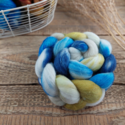 BLUE/ WHITE/ GREEN hand dyed wool roving | Woolento