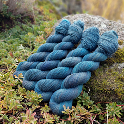 MERINO - KAŠMÍR,  ručne farbená priadza, petrolejovo šedá | Woolento 
