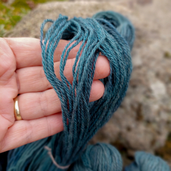 MERINO - KAŠMÍR,  ručne farbená priadza, petrolejovo šedá | Woolento 
