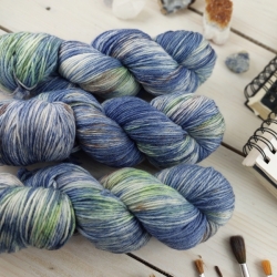 ručně barvená pletací příze organická luxusní vlna merino deluxe DK Woolento Metod modrá