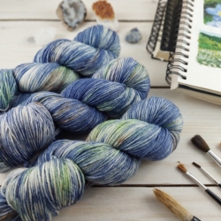 ručně barvená pletací příze organická luxusní vlna merino deluxe DK Woolento Metod modrá