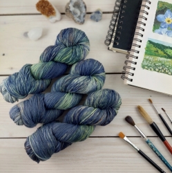 pletacia priadza ručne farbená organická luxusná vlna merino deluxe DK Woolento Medard modrá