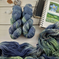 pletacia priadza ručne farbená organická luxusná vlna merino deluxe DK Woolento Medard modrá