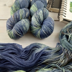 pletacia priadza ručne farbená organická luxusná vlna merino deluxe DK Woolento Medard modrá