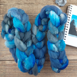 BLUE/ GREY hand dyed wool roving | Woolento