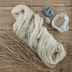 Hand Spun Wool Yarn #7 - natural slovakian merino, Woolento