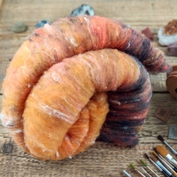 Art Batt No.8 - merino vlna s hodvábom na pradenie a plstenie oranžová tehlová čierna