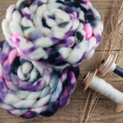 Bílá / fialová / růžová - česanec Woolento na předení, slovenké merino ručně barvené