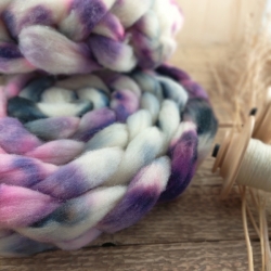 BIELA/ FIALOVÁ/ RUŽOVÁ česanec, merino extra jemné | Woolento
