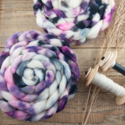 Bílá / fialová / růžová - česanec Woolento na předení, slovenké merino ručně barvené