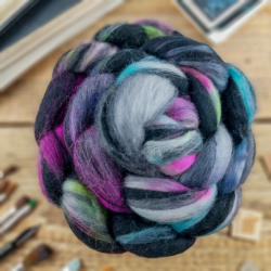 ČIERNA/ GRAFFITI, česanec vlny merino extra fine, 120g | Woolento