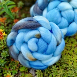 LIGHT BLUE/ GREY hand dyed merino wool | Woolento