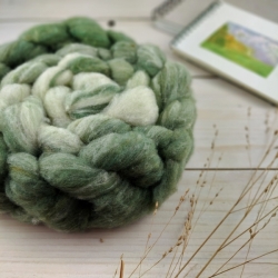 Biela / zelená - česanec Woolento na pradenie, slovenské merino, ručne spracované