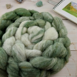 Biela / zelená - česanec Woolento na pradenie, slovenské merino, ručne spracované