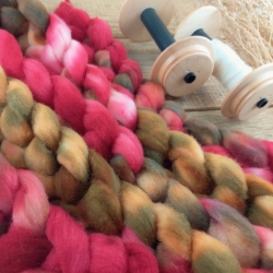 česanec Woolento na pradenie plstenie slovenská vlna merino ručne farbená červená hnedá