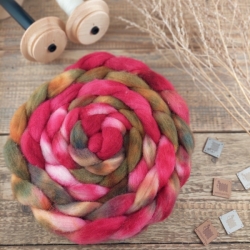 česanec Woolento na pradenie plstenie slovenská vlna merino ručne farbená červená hnedá