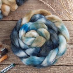čierna / modrá / okrová - česanec vlny alpaka huacaya na pradenie, ručne farbený, Woolento