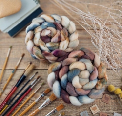 CREAM/ TAUPE  hand dyed wool roving | Woolento 