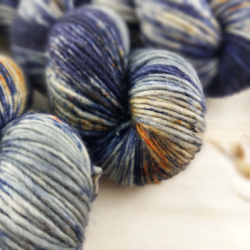 CYRANO, hand dyed yarn, fine merino worsted, Woolento