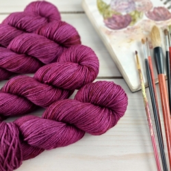 vlnená pletacia priadza, ručne farbená, jemné merino fingering, Woolento Eva viva magenta