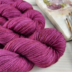 vlnená pletacia priadza, ručne farbená, jemné merino fingering, Woolento Eva viva magenta