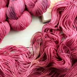 wool knitting yarn hand dyed merino deluxe DK Woolento Ela pink