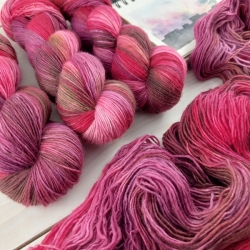 GRÉTA pletací příze ručné barvená jemná vlna merino fingering Woolento