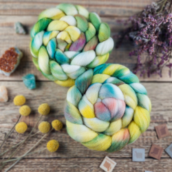 GREEN/ YELLOW/ WHITE hand dyed merino wool roving | Woolento