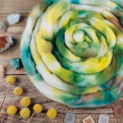 GREEN/ YELLOW/ WHITE hand dyed merino wool roving | Woolento