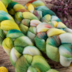 GREEN/ YELLOW/ WHITE hand dyed merino wool roving | Woolento