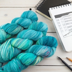 JUDITH vlna na pletenie ručne farbená jemné merino worsted Woolento