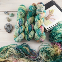 vlna na pletenie ručne farbená jemné merino DK Woolento Júlia