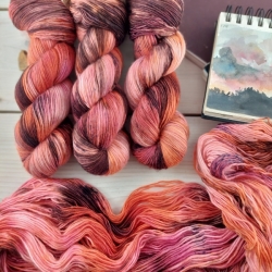 KATRIN pletacia priadza ručne farbená jemná vlna merino fingering Woolento ružová červená