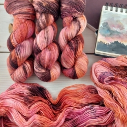 KATRIN pletacia priadza ručne farbená jemná vlna merino fingering Woolento ružová červená