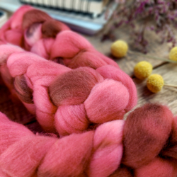 LIGHT BURGUNDY hand dyed top roving | Woolento