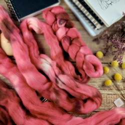 LIGHT BURGUNDY hand dyed top roving | Woolento