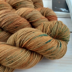 LOLA ručně barvená vlna na pletení jemné merino DK Woolento hnědá