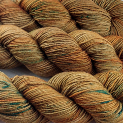 LOLA hand-dyed knitting yarn | Woolento