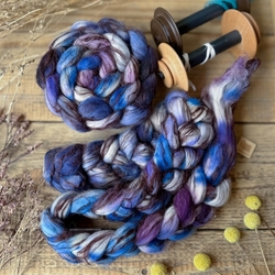BLUE/ VIOLET fibre roving merino with flax (linen)| Woolento