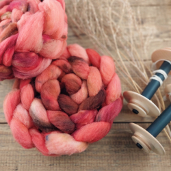 CORAL/ WINE hand dyed top roving | Woolento