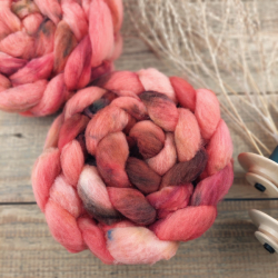 CORAL/ WINE hand dyed top roving | Woolento