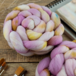 OLD ROSE MIX Hand Dyed Corriedale Wool Roving | Woolento