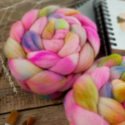 BRIGHT PINK MIX  hand dyed fiber roving | Woolento