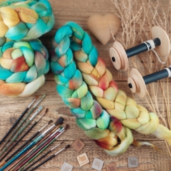 TYRKYSOVÁ/ OKROVÁ ručne farbený česanec, merino  | Woolento 