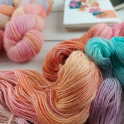 UNA vlna na pletení ručně barvená jemné merino fingering jednonitka Woolento