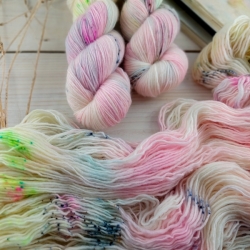 ULA vlna na pletenie ručne farbená jemné merino fingering Woolento pastel